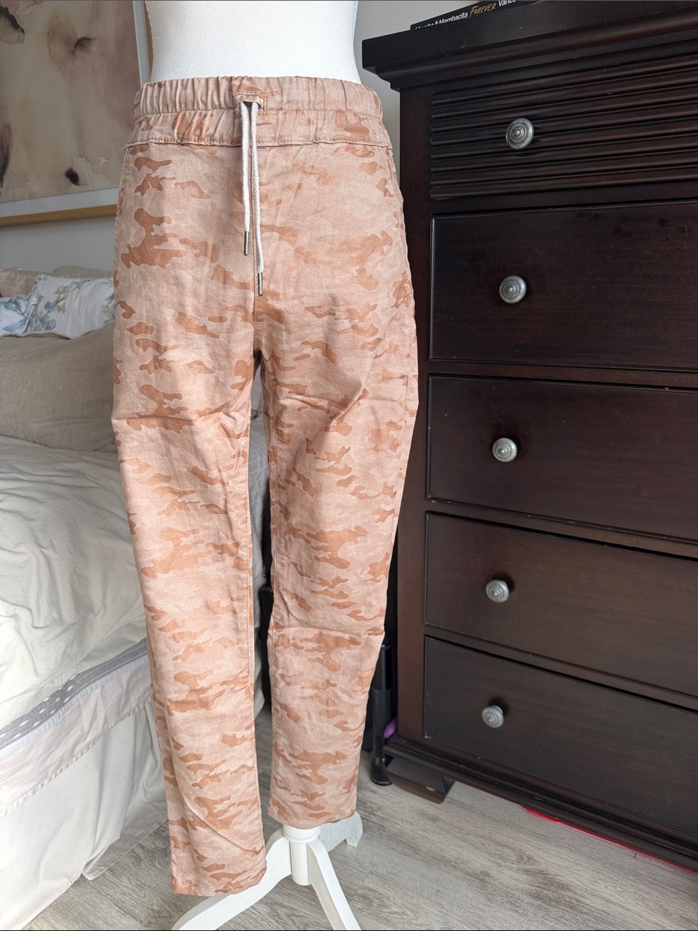BEVY FLOG Women's Drawstring Camo Pants - Tan Peach
